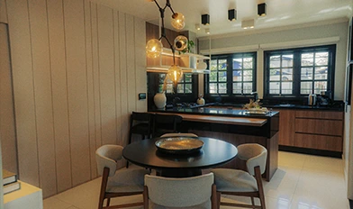 Cozinha e sala de jantar integradas com iluminação planejada e automação residencial